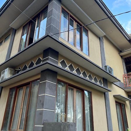 Kuta Circle Homestay Exterior photo